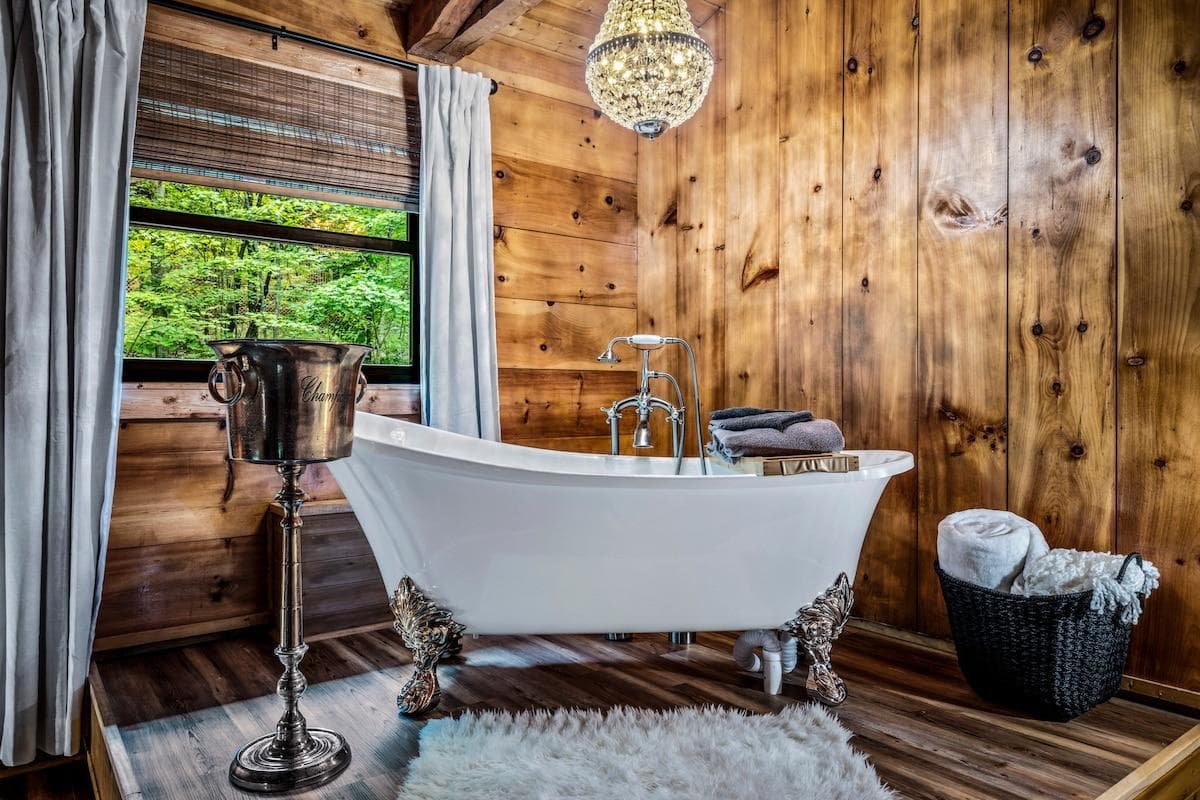 Welcome to Relaxing Escape! Claw foot tub with chandelier and champagne bucket, basket with two throw blankets 