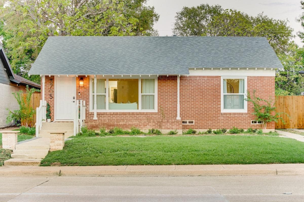 2 bed,  1 1/2 bath close to TCU and downtown Fort Worth 